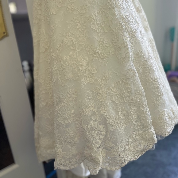 Never Worn Monique Lhuillier Wedding Gown - Picture 9 of 14
